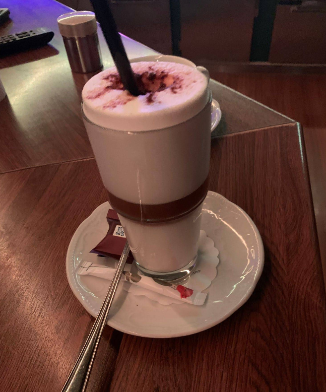 Latte Macchiato im Le Bistro